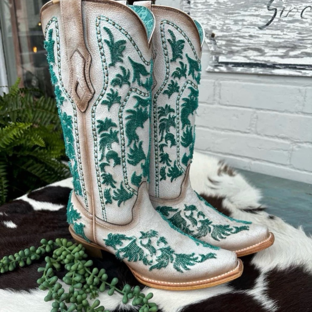 Corral boots Cream with Green bristle detail- only worn once!